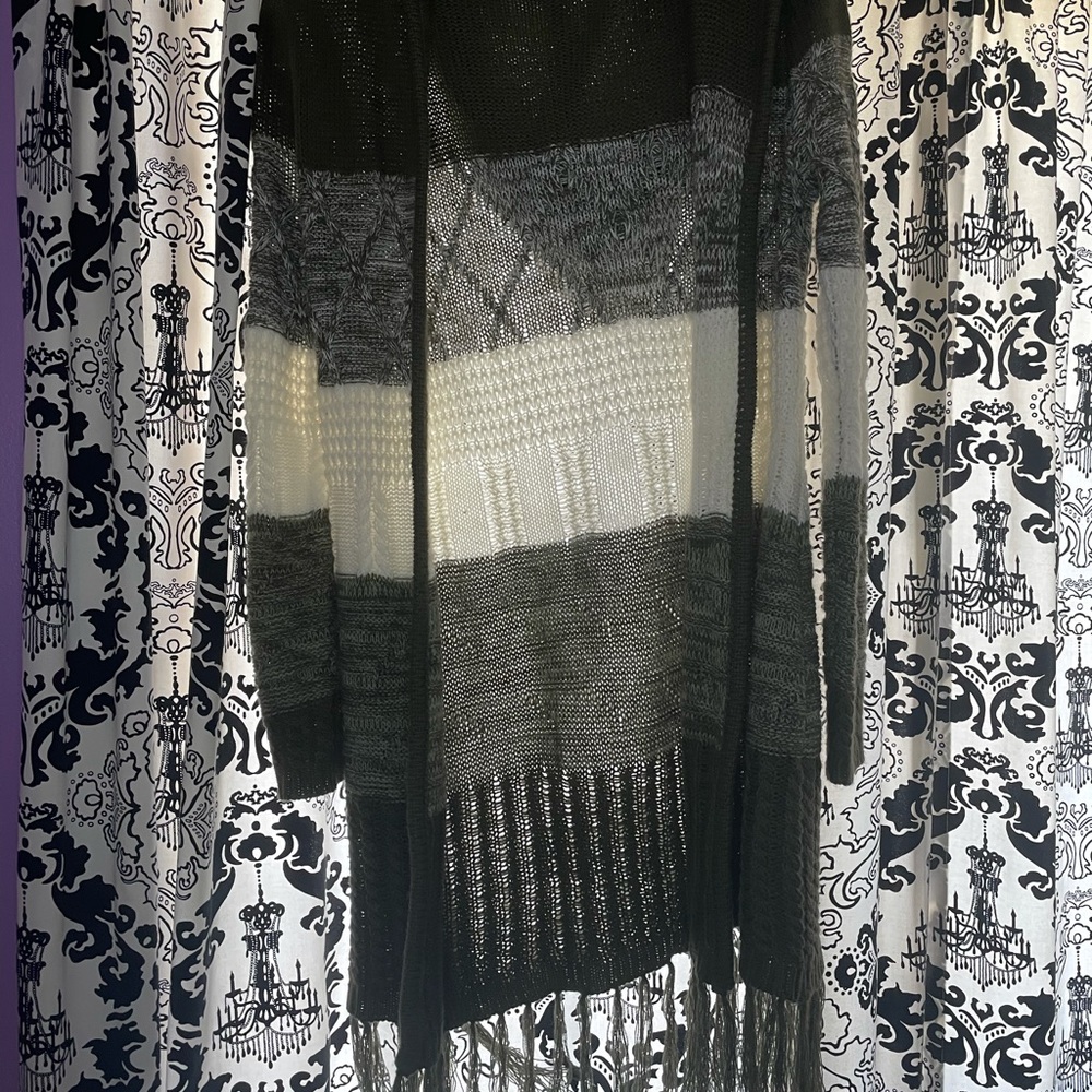 Green and white cardigan| Almost Famous | S: L